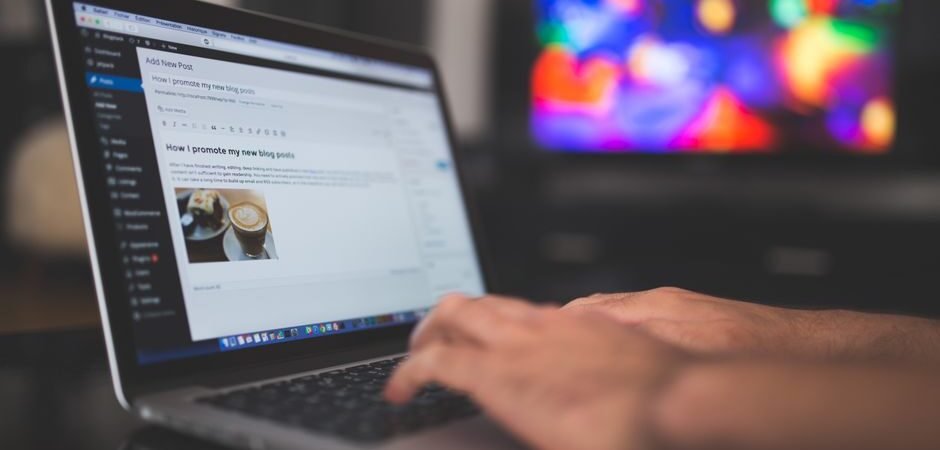 7 Things to Check Before Using an AI Auto Post Writer for UK Blogs