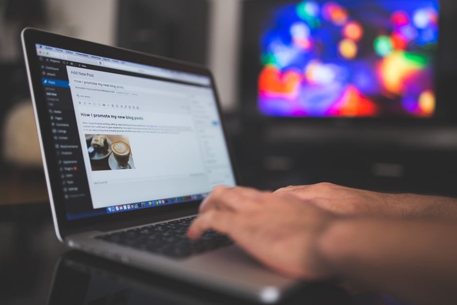 7 Things to Check Before Using an AI Auto Post Writer for UK Blogs